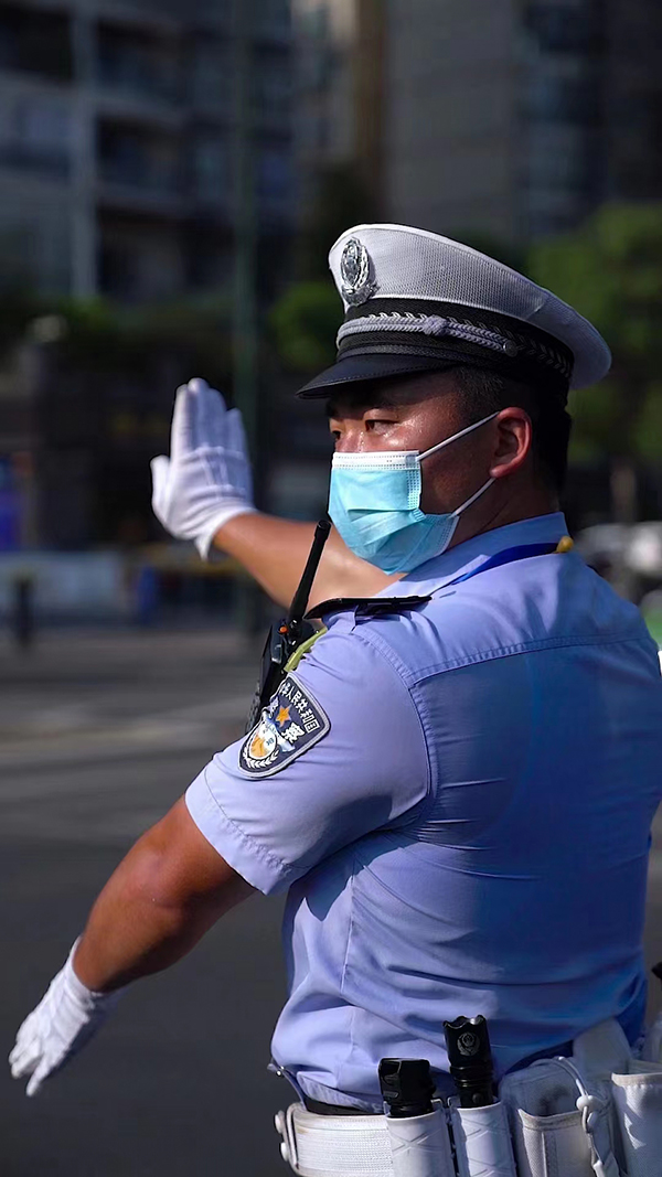 四川公安交警：築牢烈日下的“安全鏈”_fororder_高溫下堅守崗位的四川公安交警-供圖-四川省公安廳