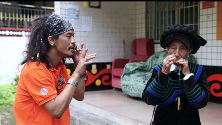 （中國國家漢辦　附連結）老外在四川㉜｜尼泊爾留學生阿尼爾：結緣四川 圓口弦之夢_fororder_阿尼爾與彝族老奶奶同奏口弦 攝影 李傑