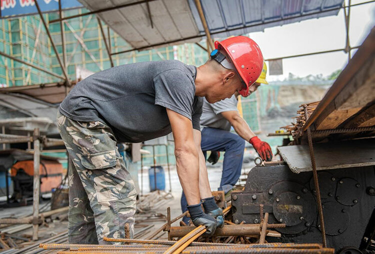 內江“打工仔”張興勇入圍“中國好人榜”四川候選人_fororder_2張興勇在製作工棚裏下鋼筋料