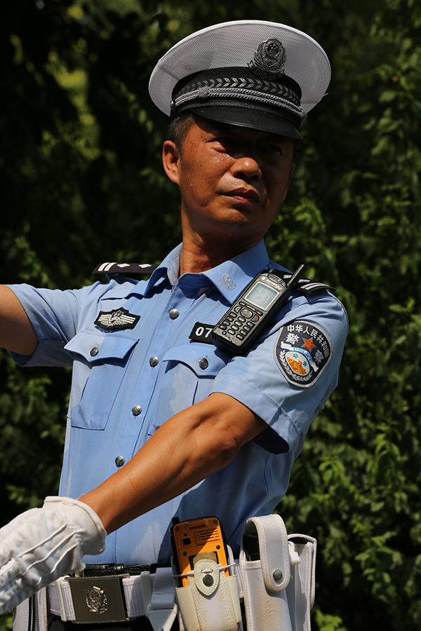 四川公安交警：築牢烈日下的“安全鏈”_fororder_高溫下堅守崗位的四川公安交警-供圖-四川省公安廳（2）