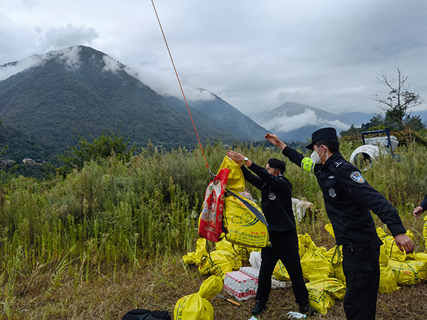四川公安“蜀警飛鷹”航空隊在震區天空翱翔 托起平安的希望_fororder_“蜀警飛鷹”航空隊在一線進行救援工作-供圖-四川省公安廳