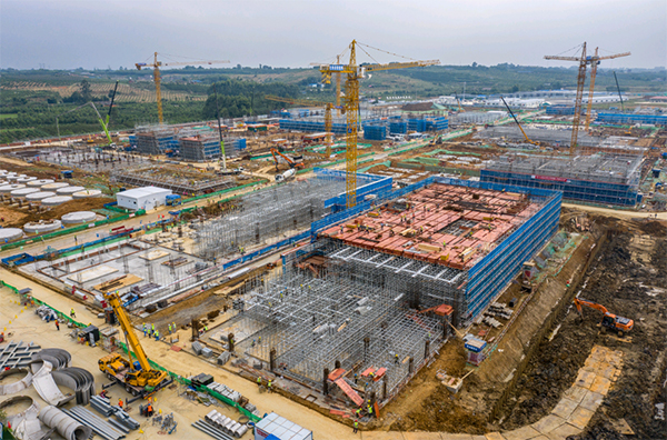 眉山：決戰四季度 大幹一百天 東坡故里吹響“拼經濟搞建設”衝鋒號_fororder_位於彭山經濟開發區內的雅保年産5萬噸氫氧化鋰生産基地項目施工現場-攝影-翁光建