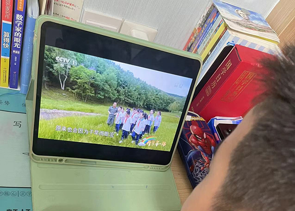延期開學 成都郫都學子仍保持積極向上觀看央視《開學第一課》_fororder_學生觀看央視《開學第一課》現場
