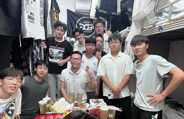 師者先行 微光成炬——成航教師抗疫工作紀實_fororder_劉洋浩老師陪伴在校學生度過中秋佳節-攝影-金美琳-金樹雪