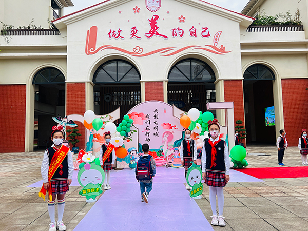 成都青白江區5.7萬餘名學生錯峰返校復課_fororder_小學生入學現