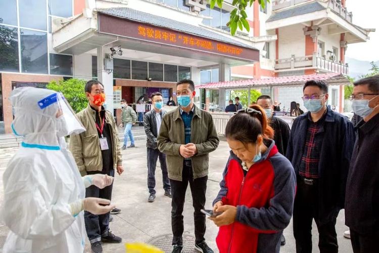 （轉載）漢源：堅決扛起責任 為雅安防疫大局作貢獻