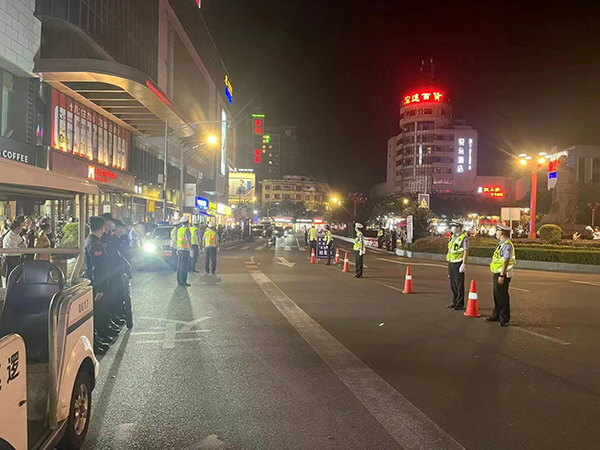 眉山市公安局交警支隊“百日行動”成效顯著_fororder_眉山交警在“百日行動”中開展工作-供圖-眉山市公安局交警支隊（1）