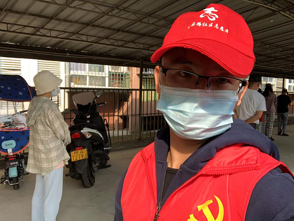 師者先行 微光成炬——成航教師抗疫工作紀實_fororder_張建強老師參加社區核酸錄入志願服務工作-攝影-阮航-陳新雨