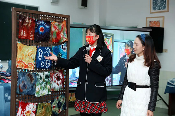 “津”彩十年丨新增學位近1.5萬個 “優教新津”交出了靚麗的成績單_fororder_實驗小學扎染課-供圖-成都新津區委宣傳部