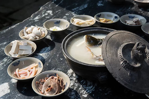 雅安——“食”在是個好地方 別有一番“味道”_fororder_砂鍋雅魚--供圖--雅安市委宣傳部