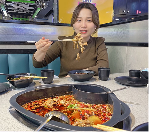 韓國院長：成都是一座富有人情味的城市_fororder_權珠姬品嘗四川美食-供圖-受訪者