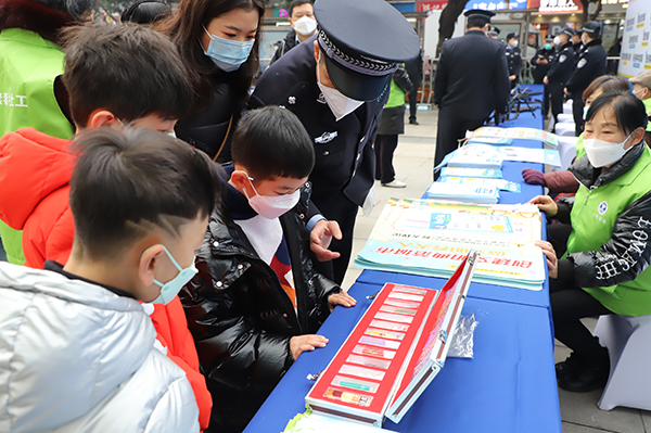 圖集｜你的平安 我的節日——慶祝第三個中國人民警察節_fororder_民警向參觀群眾和青少年宣講防金融詐騙知識--