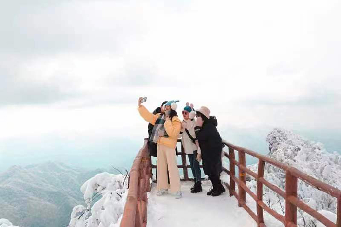 第八屆四川光霧山國際冰雪節拉開序幕_fororder_遊客雪地拍照留影