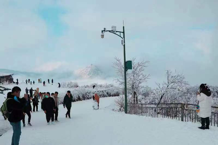 第八屆四川光霧山國際冰雪節拉開序幕_fororder_遊客賞雪景
