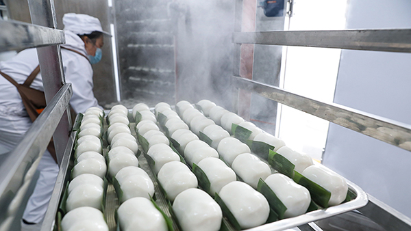自貢沿灘區：走進千家萬戶 “葉兒粑”飄香迎新春_fororder_3葉兒粑加工現場