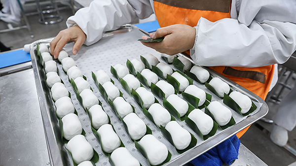 自貢沿灘區：走進千家萬戶 “葉兒粑”飄香迎新春_fororder_1葉兒粑加工現場