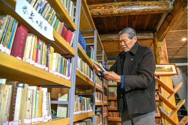 巴中通江：八旬老人自辦圖書館 30餘年收藏圖書3000余冊_fororder_未標題-2
