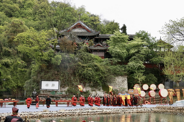 成都都江堰：外國使領團穿漢服 觀古法放水 體驗治水文化_fororder_2023都江堰放水節現場 攝影 楊雯涵