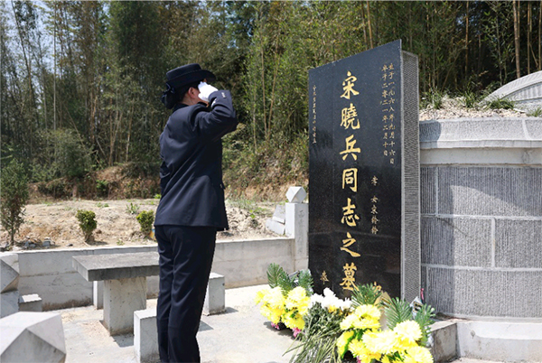 清明祭英烈 忠誠鑄警魂 四川各級公安機關開展紀念公安英烈系列活動_fororder_清明祭英烈-供圖-四川省公安廳（4）