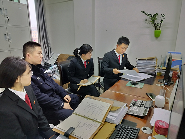 （張）資陽樂至張磊：群眾之事無小事_fororder_張磊（右一）在工作-供圖-樂至縣人民法院執行局