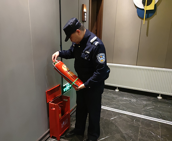 廣漢公安深入開展“護耕”集中清查整治行動_fororder_對重點場所進行安全隱患排查