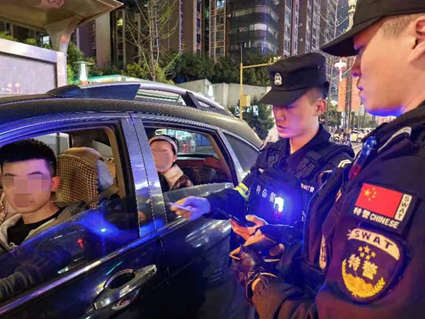 廣漢公安深入開展“護耕”集中清查整治行動_fororder_特巡警在卡點開展依法盤查
