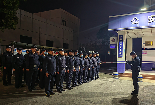 廣漢公安深入開展“護耕”集中清查整治行動_fororder_派出所進行清查前集結準備