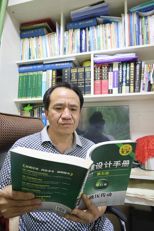 陳剛：勞動創造幸福 實幹成就偉業_fororder_工作之餘，陳剛在家中學習“充電”。攝影-吳曉龍