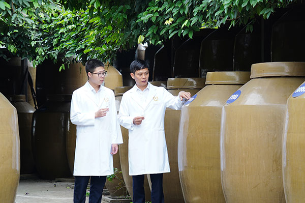 彭毅：堅守工匠精神20餘年 他是郎酒“建築設計師”_fororder_彭毅和同事一起在郎酒天寶峰露天酒庫查看白酒貯存情況