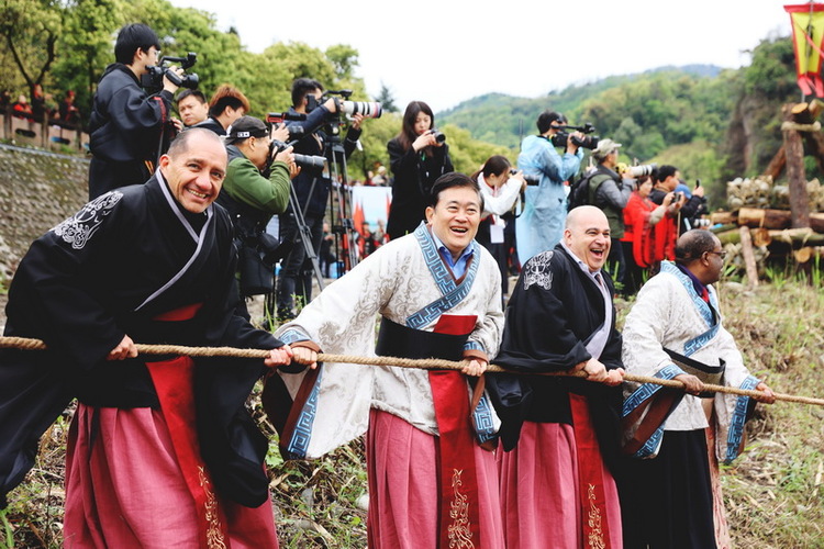成都都江堰：外國使領團穿漢服 觀古法放水 體驗治水文化_fororder_厄瓜多爾駐華大使、泰國駐華大使、馬爾他駐華大使、埃塞俄比亞駐華大使館公使（從左至右）供圖 都江堰市人民政府外事辦公室