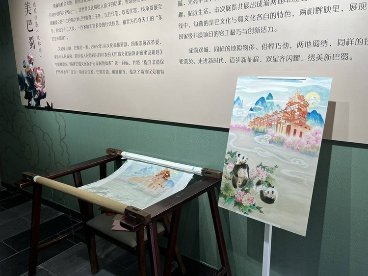 （轉載）成渝雙城蜀繡大展開幕 名家共繡“洪崖洞與熊貓”
