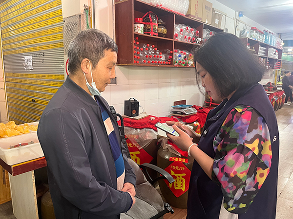 （張）瀘州：江陽區華陽街道開展“國家反詐中心”APP推廣宣傳活動_fororder_入戶商家協助居民下載“國家反詐中心”APP、李國會