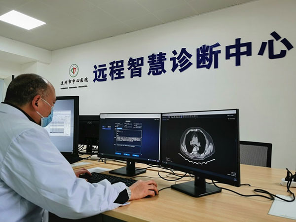 達州：互聯互通醫療健康 患者就醫更加便捷_fororder_圖為市中心醫院影像醫生正在閱片攝影陳瑜