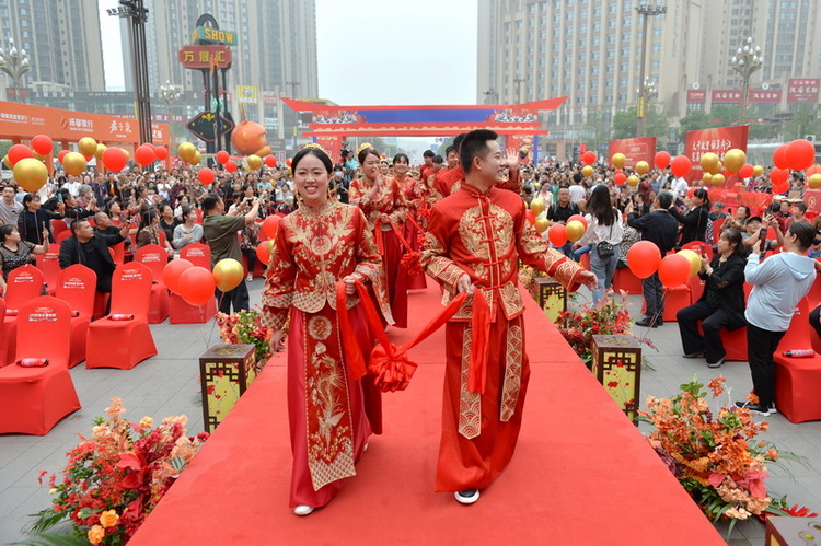 內江：太甜了 68對“新人”舉行集體婚禮_fororder_參加婚禮的“新人”們步入婚禮殿堂.JPG