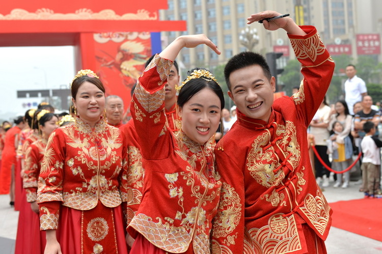 內江：太甜了 68對“新人”舉行集體婚禮_fororder_參加婚禮的“新人”.JPG