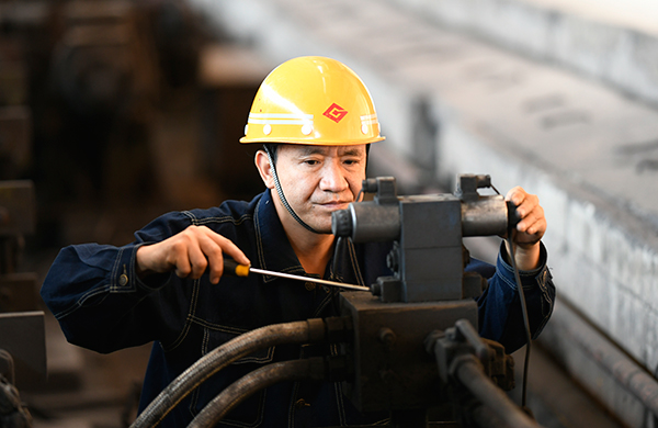 陳剛：勞動創造幸福 實幹成就偉業_fororder_檢查液壓系統的運行情況是否正常，有無卡阻異響。攝影-吳曉龍