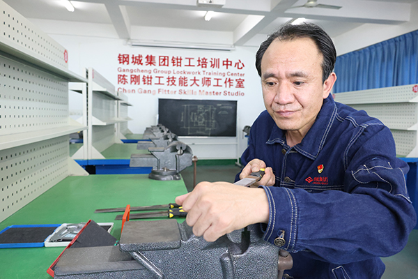 陳剛：勞動創造幸福 實幹成就偉業_fororder_“大師班”開班前，對實操課程所選的製作課題，總是要親自實踐後再予以授課。攝影-吳曉龍