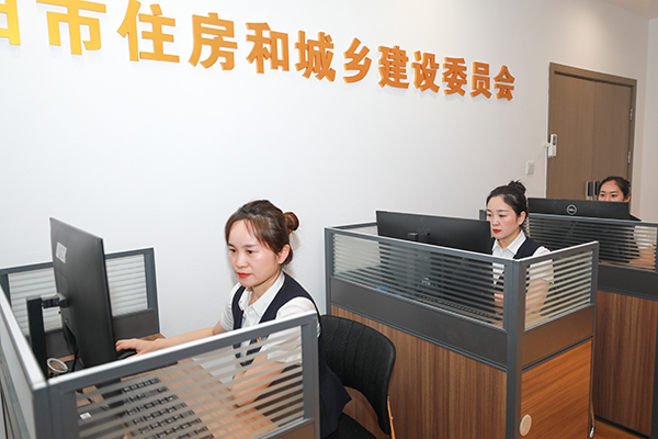 綿陽數字化城市管理中心：信息化“智慧大腦” 貼心式“城市管家”_fororder_人員值守住建應急調度指揮中心2