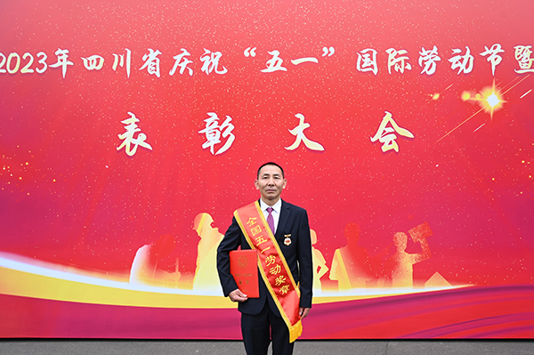 李光龍：每一鏟醋醅翻造都是成長的見證 傳統車間大顯身手幹出精彩人生_fororder_2023年全國五一勞動獎章獲得者李光龍20230425114354