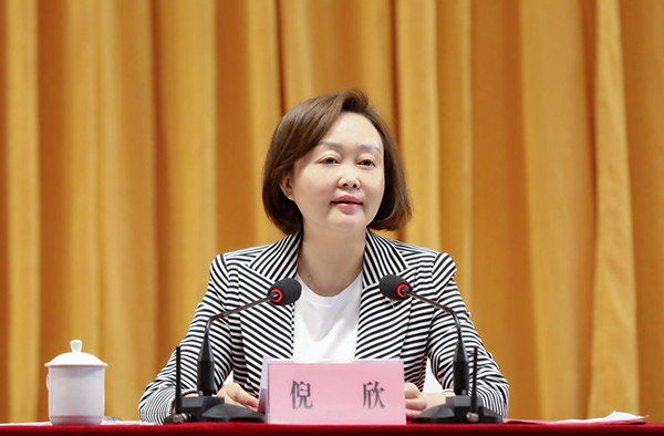 （張）達州：致敬勞動者 禮讚勞動美——萬源市召開慶祝“五一”國際勞動節暨表揚大會_fororder_圖為萬源市委書記倪欣致辭-攝影----劉函宇