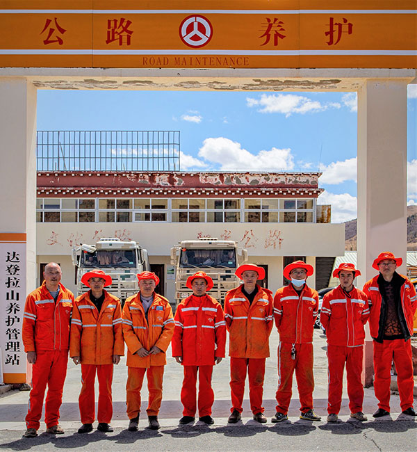 （張）達登拉山養護管理站：雪域高原的“鋪路石” 暢通甘孜現代化的開放通道_fororder_達登拉山的公路養護人-攝影-李永傑