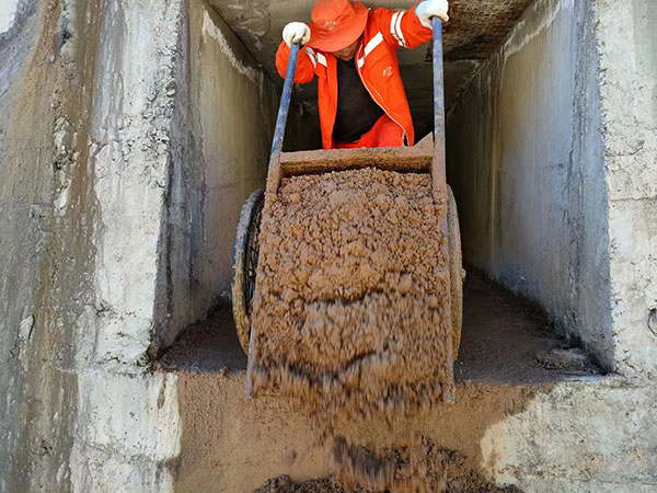（張）達登拉山養護管理站：雪域高原的“鋪路石” 暢通甘孜現代化的開放通道_fororder_清理涵洞淤泥-供圖甘孜州公路局