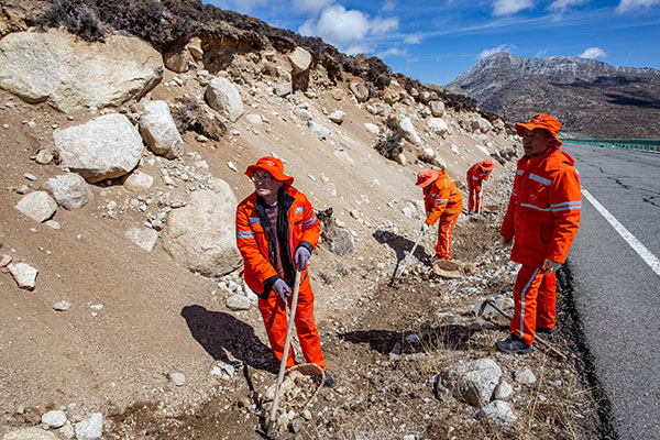 （張）達登拉山養護管理站：雪域高原的“鋪路石” 暢通甘孜現代化的開放通道_fororder_養路工人清理溝渠-攝影李永傑