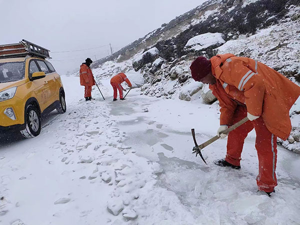 （張）達登拉山養護管理站：雪域高原的“鋪路石” 暢通甘孜現代化的開放通道_fororder_雪地除雪打冰-供圖-甘孜州公路局