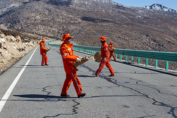（張）達登拉山養護管理站：雪域高原的“鋪路石” 暢通甘孜現代化的開放通道_fororder_清理公路旁的溝渠-攝影-李永傑
