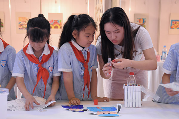（張）德陽中江：“童心向黨 童畫六一”少兒美術作品展開幕_fororder_教師悉心指導