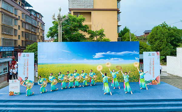 （張）開啟立夏嘗新新世界 自貢榮縣枇杷第三屆文旅季活動開幕_fororder_10精彩文藝演出（攝影-廖志全）