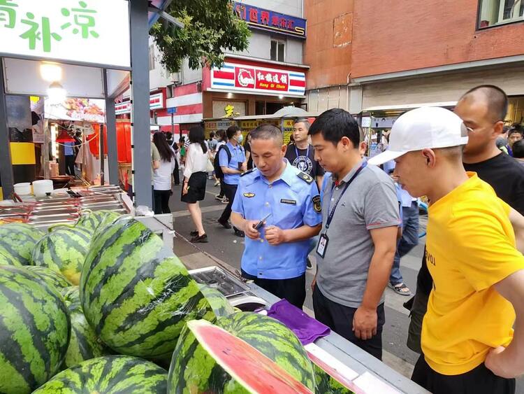 金牛區拉開“鐵拳”行動夏季專項行動序幕_fororder_檢查攤位 供圖 金牛區市場監管局_1_
