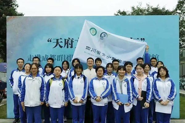 四川省成都市雙流棠湖中學“小作家”班被評為全國“百佳文學社”_fororder_四川省青少年作家班合影
