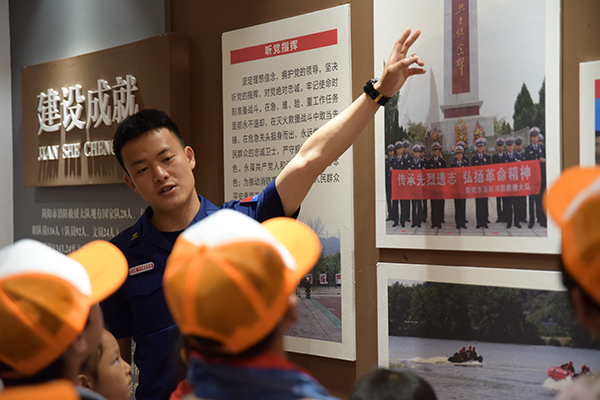 簡陽：“陽光伴童成長·愛在繽紛夏日”實踐課堂舉行_fororder_參觀消防隊榮譽室-供圖-共青團簡陽市委